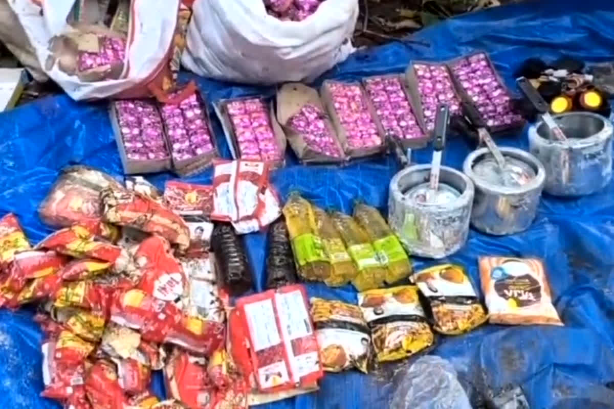 Gariyaband Naxal News: नक्सलियों की बड़ी साजिश नाकाम, इस जगह छिपाए थे IED बनाने का विस्फोटक सामान, जवानों ने किया बरामद
