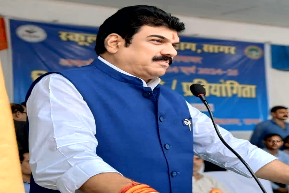 Govind Singh Rajput Viral Video: फिर चर्चा में आए मंत्री गोविंद सिंह राजपूत, भरे मंच पर कर दिया कुछ ऐसा, देखते ही देखते वायरल हुआ वीडियो