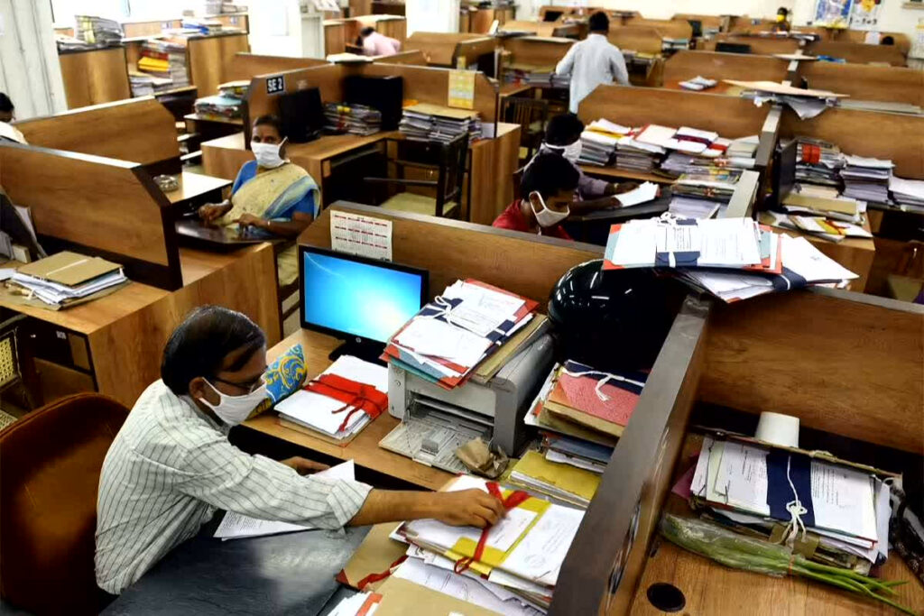 Govt Holidays 2026 Calendar: सरकारी कर्मचारियों को पूरे साल में मिलेगी 150 दिन से अधिक की छुट्टी! Image: File