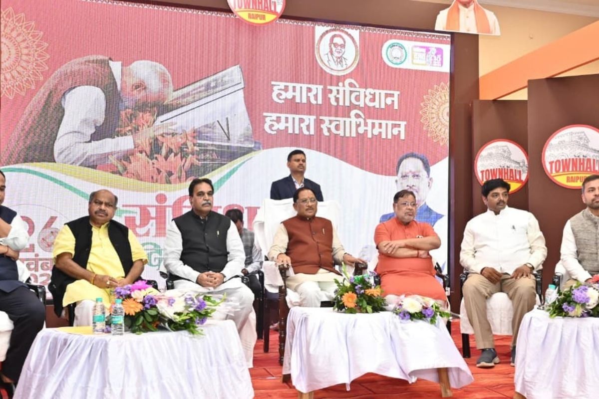 Samvidhan Divas 2025: हमारा संविधान, हमारा स्वाभिमान’ कार्यक्रम में हुए शामिल हुए मुख्यमंत्री विष्णुदेव साय, छत्तीसगढ़ की ऐतिहासिक भागीदारी को लेकर कही यह बात