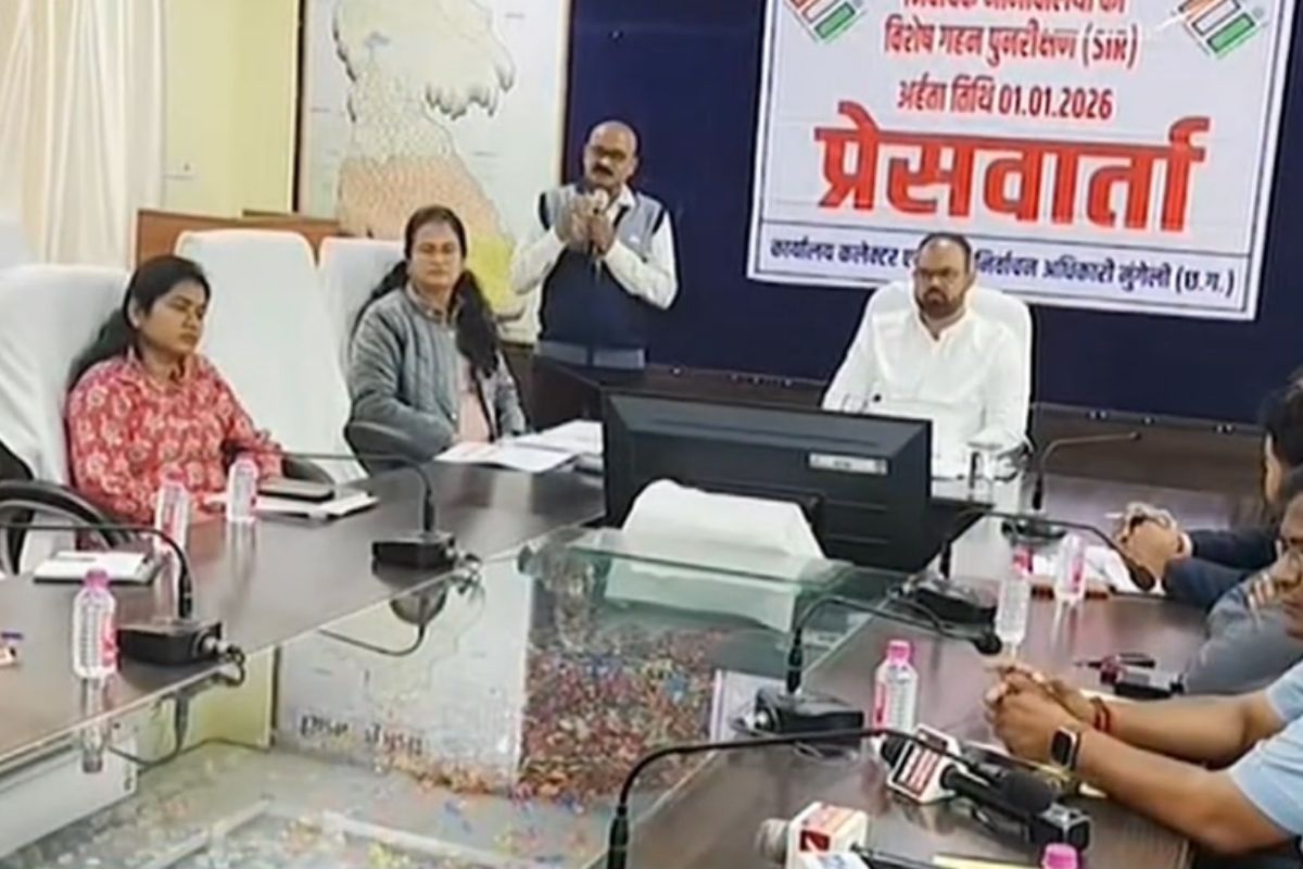 Mungeli SIR News: शानदार काम का इनाम! मतदाता सूची के डिजिटाइजेशन में छत्तीसगढ़ के इस जिले ने मारी बाजी, कलेक्टर ने 26 बीएलओ को किया सम्मानित