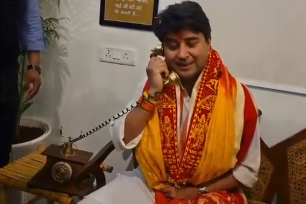 Guna News: ‘आज किसकी बारी है…?’ केंद्रीय मंत्री ज्योतिरादित्य सिंधिया ने विधायक को फोन कॉल से पूछा- मुझे तो बख्श देना, फिर हुआ ऐसा की सब रह गए हैरान