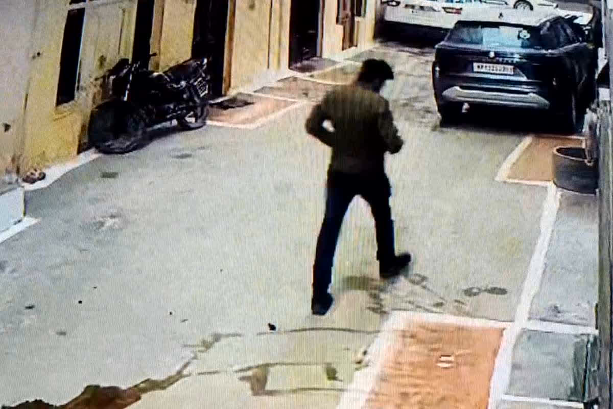 Maruti Grand Vitara Lock: मारुति ग्रैंड विटारा का लॉक तोड़ना चोरों के लिए महज 40 सेकंड का काम, लेकर फरार हुए लाखों की कार, देखिए वीडियो