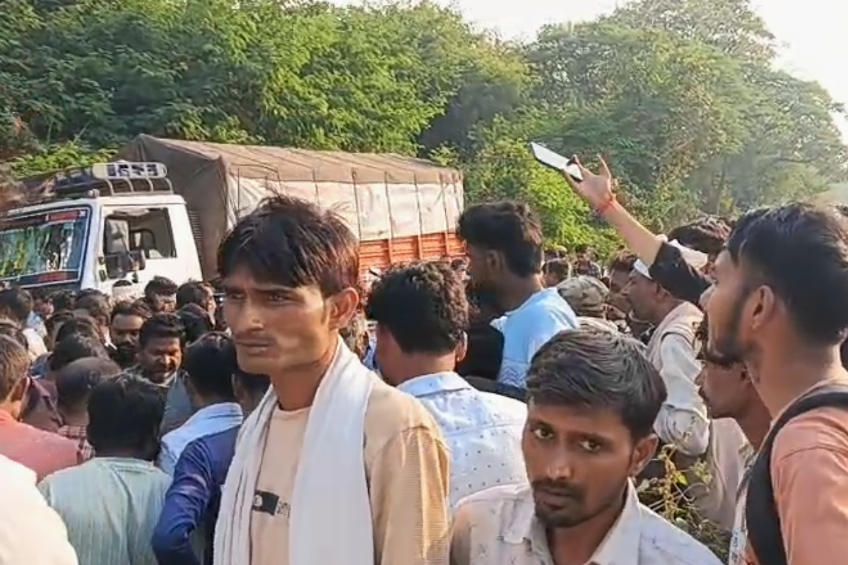 UP Accident News : एक साथ बुझ गए तीन घरों के चिराग, तेज रफ्तार डंपर ने बाइक सवार तीन युवकों को रौंदा, मची चीख पुकार