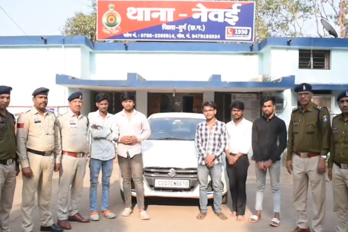 Durg Viral Video: बीच सड़क में ही एक साथ शुरू हो गए चार युवक, चलती कार में कर रहे थे ऐसा काम, वीडियो देख आप भी रह जाएंगे हैरान।