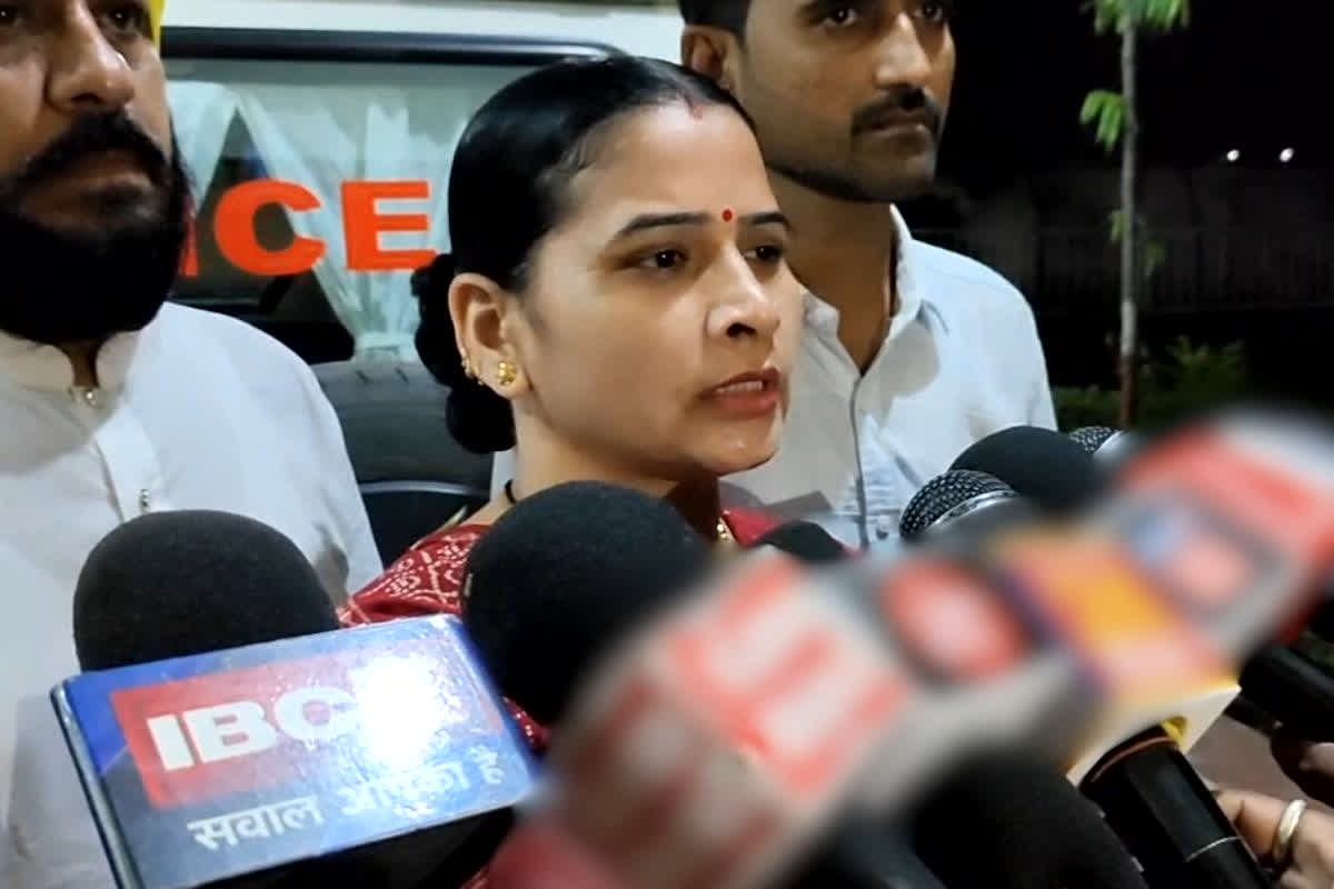 Khandwa News: ‘सभी मदरसों और मस्जिदों की हो जांच’, बीजेपी विधायक ने SP ऑफिस पहुंच कर की मांग, कहा- मुख्यमंत्री को भी…