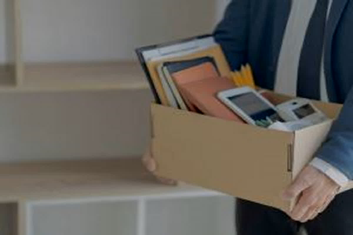 Layoff: AI की दौड़ में इस दिग्गज कंपनी ने कर्मचारियों को छोड़ा पीछे, 6,000 लोगों को दिखाया बाहर का रास्ता, शेयर हुआ धड़ाम!