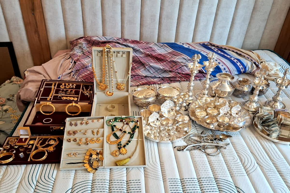 Lokayukta Raid In Mysuru: पीडब्ल्यूडी से लेकर मेडिकल कॉलेज तक… प्रदेश के 12 अधिकारियों के 48 ठिकानों पर छापे, घर-ऑफिसों से निकली अरबों की संपत्ति, देखकर दंग रह जाएंगे आप