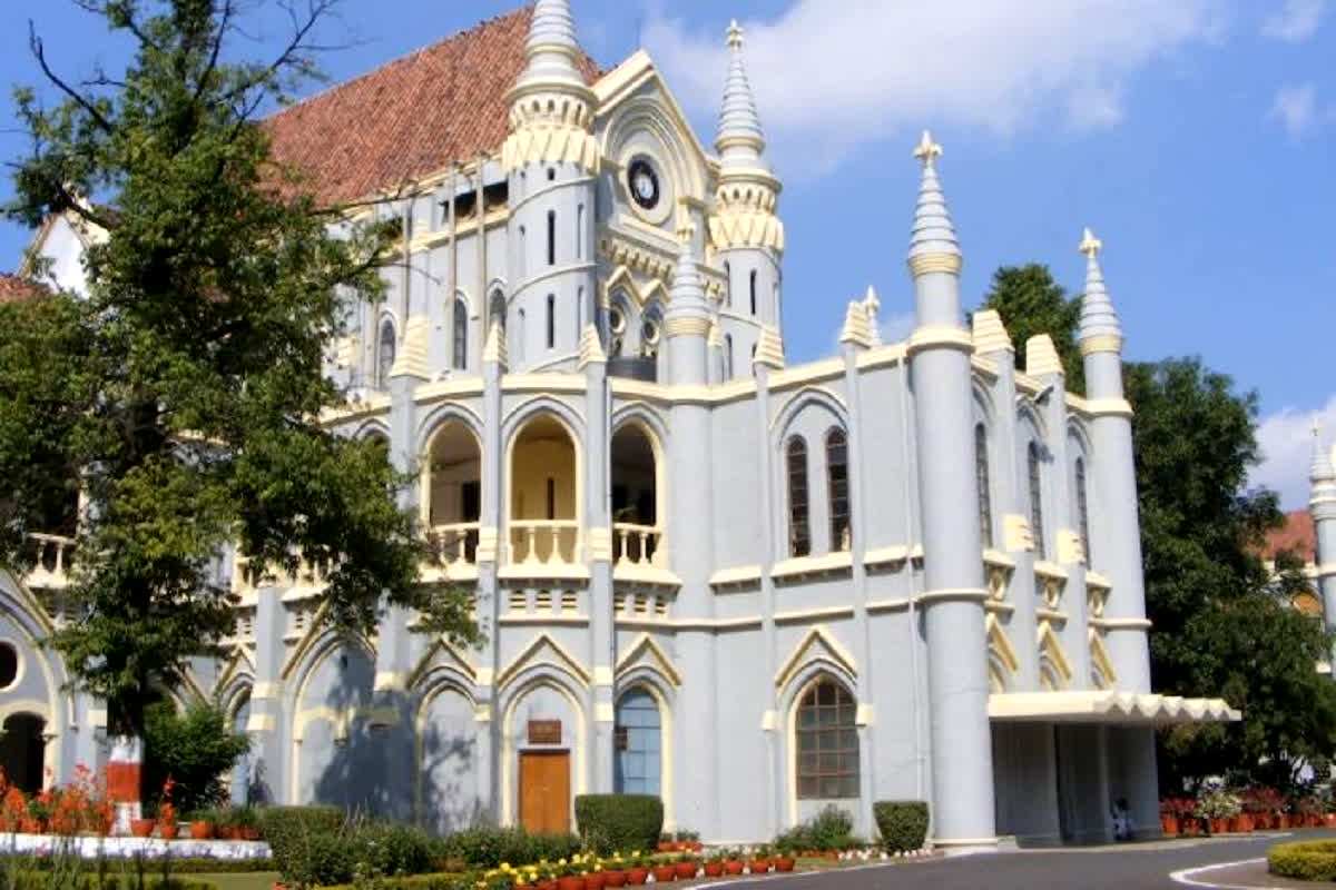 MP High Court Recruitment 2025: एमपी हाईकोर्ट में डेटा प्रोसेसिंग असिस्टेंट के पदों पर बंपर वैकेंसी, जानें कौन कर सकता है अप्लाई और कैसे करें आवेदन?