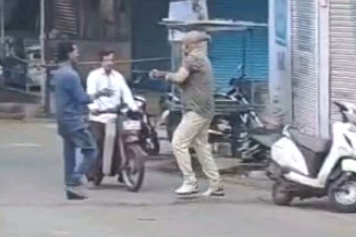 Mandsaur News: युवक ने सड़क पर फैलाई दहशत, एयर गन दिखाकर लोगों को डराया, वीडियो हुआ वायरल