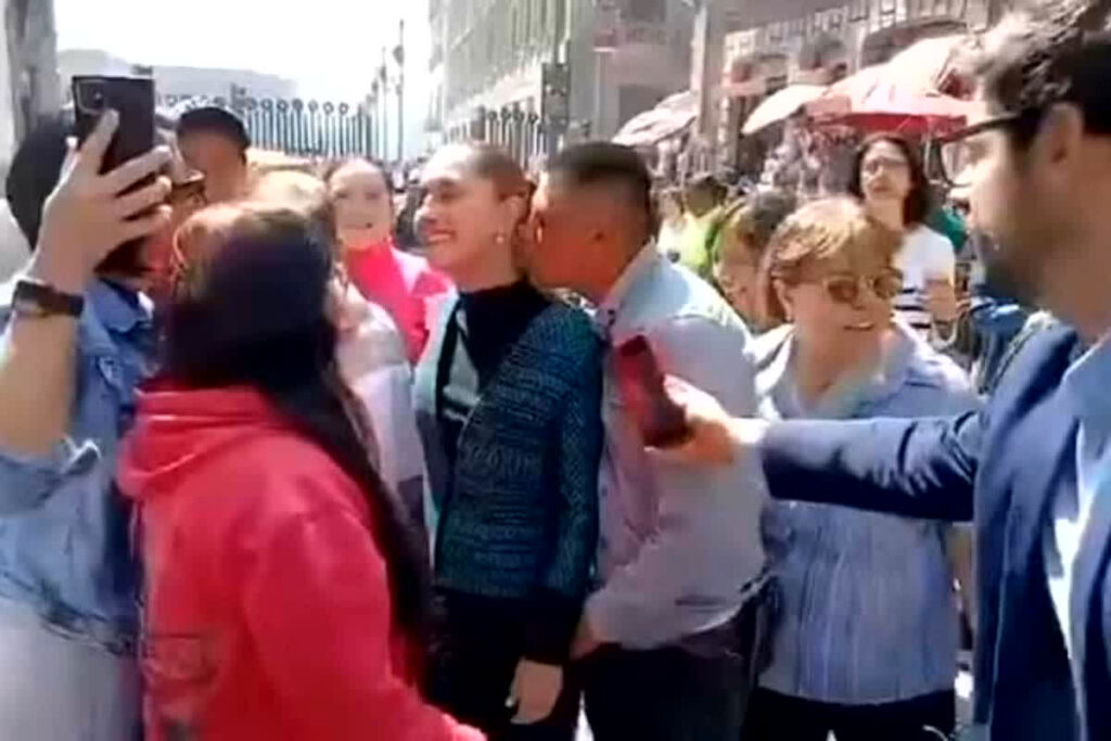 Mexico President Claudia Sheinbaum Video: यहां की महिला राष्ट्रपति को युवक ने बीच सड़क पर की किस करने की कोशिश / Image: Social Media X