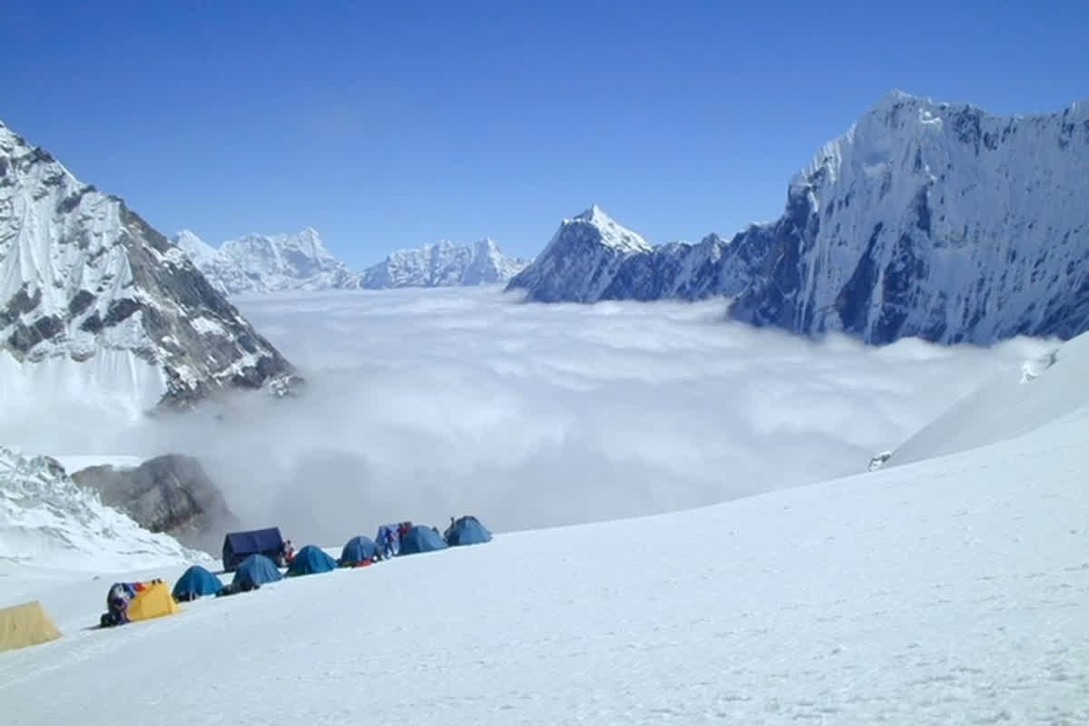 Nepal Yalung Ri Avalanche: नेपाल के यालुंग री पर्वत पर बड़ा हादसा, 7 पर्वतारोहियों की मौत, 4 गंभीर रूप से हुए घायल