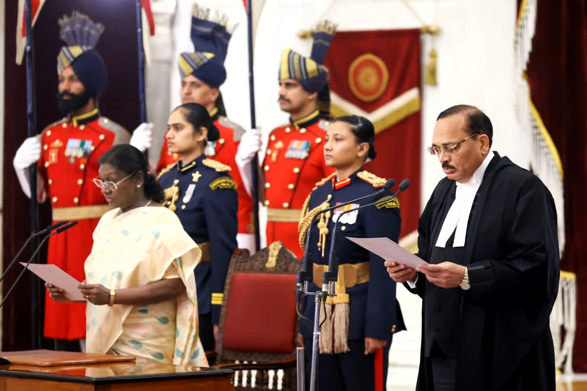 New Chief Justice of India: जस्टिस सूर्यकांत ने ली शपथ और बने देश के 53वें चीफ जस्टिस, पीएम मोदी ने खास संदेश के साथ किया स्वागत…