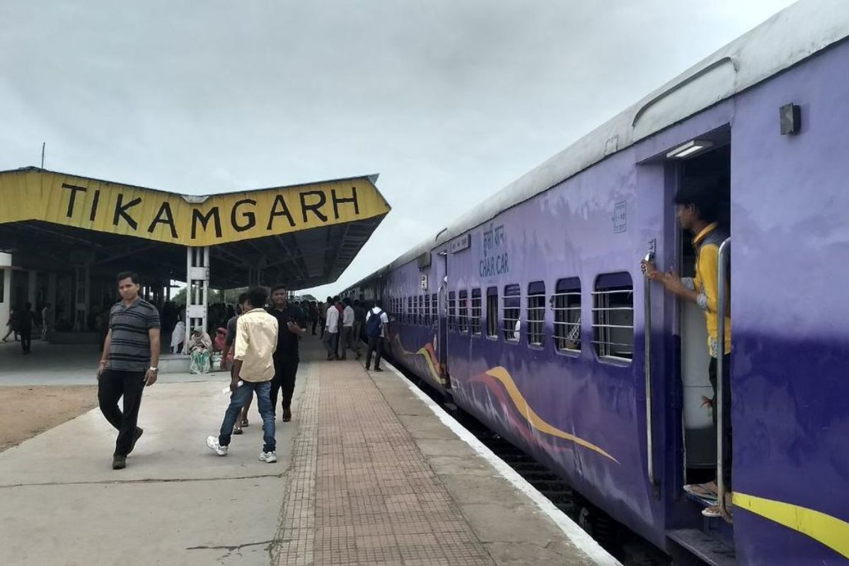 Tikamgarh News :  रेलवे स्टेशन पर यात्रियों ने चोर को रंगे हाथों पकड़ा, फिर कर दी जमकर पिटाई, अब सोशल मीडिया पर वायरल हुआ वीडियो