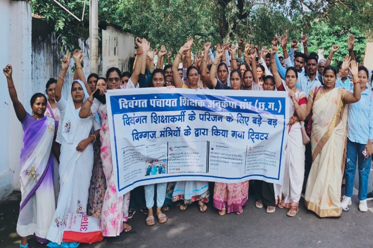 CG Anukampa Niyukti Protest: कलेक्ट्रेट से सीएम हाउस की ओर कूच रही ये महिलाएं, मुख्यमंत्री के बंगले के सामने करेंगे प्रदर्शन, जानिए क्या है उनकी मांगें?