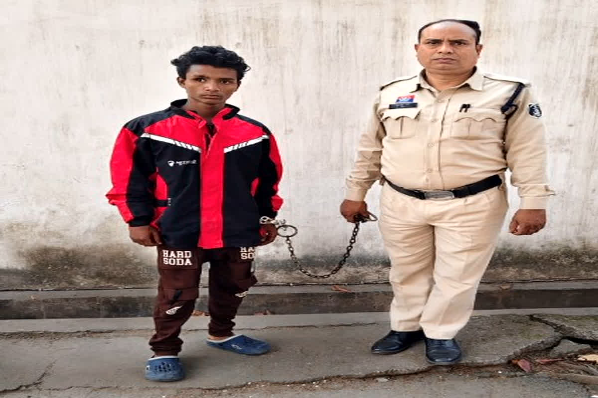 Raipur Crime News: एक आंख वाले युवक ने AIIMS के क्लर्क के साथ कर दी ऐसी हरकत, देखते रहे लोग, मदद के लिए आगे नहीं आया कोई