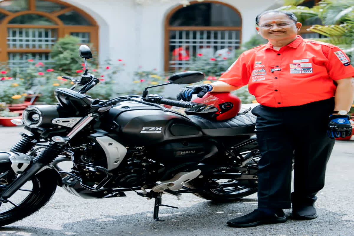 Raipur Bike Racing Championship: सीएम विष्णुदेव साय ने खुद बाइक चलाई, युवाओं को दिया सेफ ड्राइविंग का संदेश, रायपुर में होगा नेशनल सुपरक्रॉस चैम्पियनशिप 2025