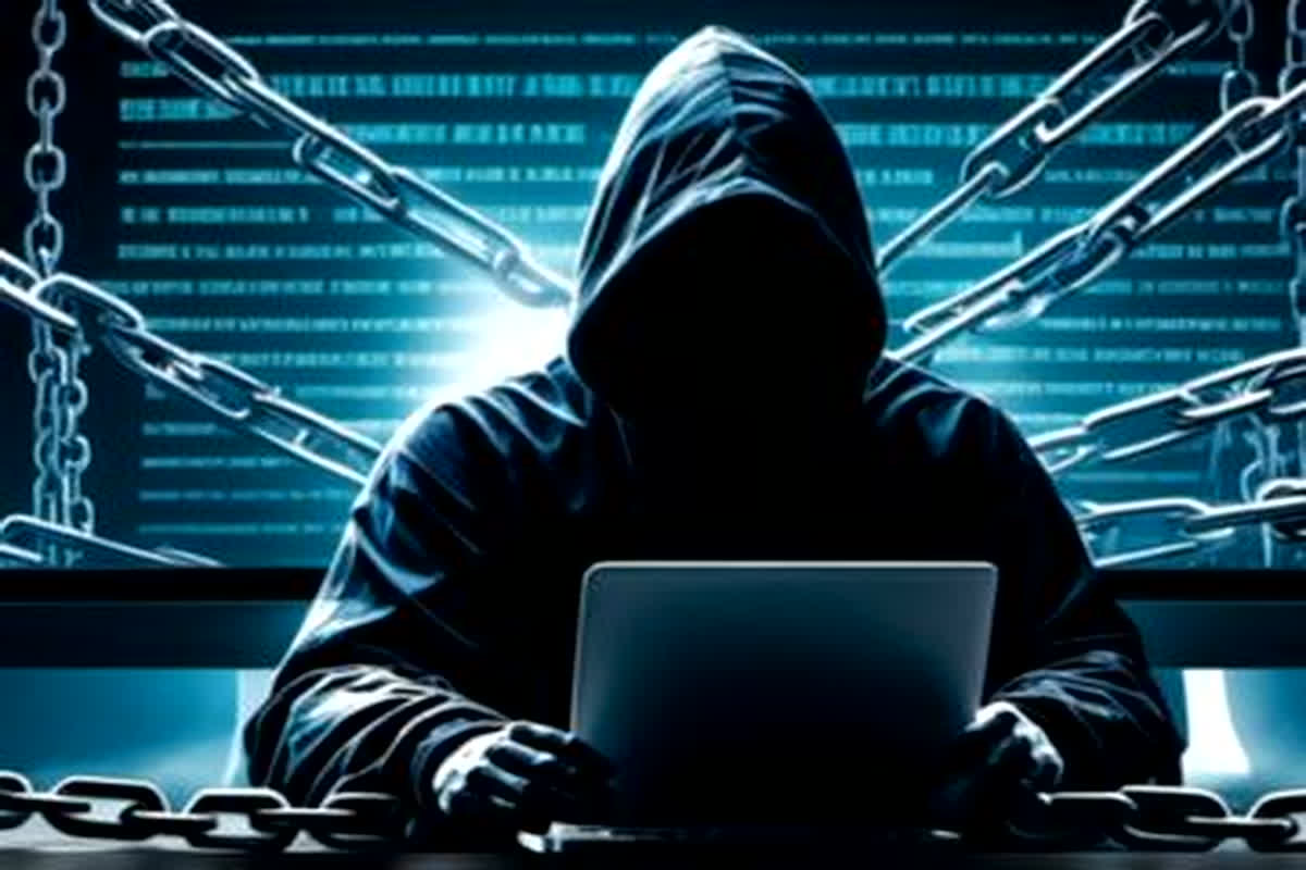 Raipur Crime News: छत्तीसगढ़ में सरकारी योजनाओं के नाम पर ठगी! APK फाइल भेजी… फिर फोन हैक कर उड़ाते थे करोड़ों रुपए, पुलिस ने अंतरराज्यीय साइबर गैंग का किया भंडाफोड़