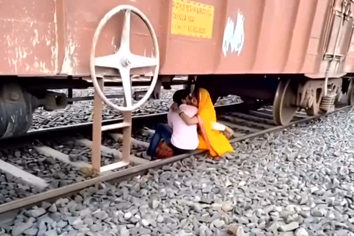 Couple Romance in Railway Track: मालगा​ड़ी के नीचे पटरी पर रोमांस कर रहे थे युवक-युवती, अचानक चलने लगी ट्रेन, वायरल हो रहा वीडियो