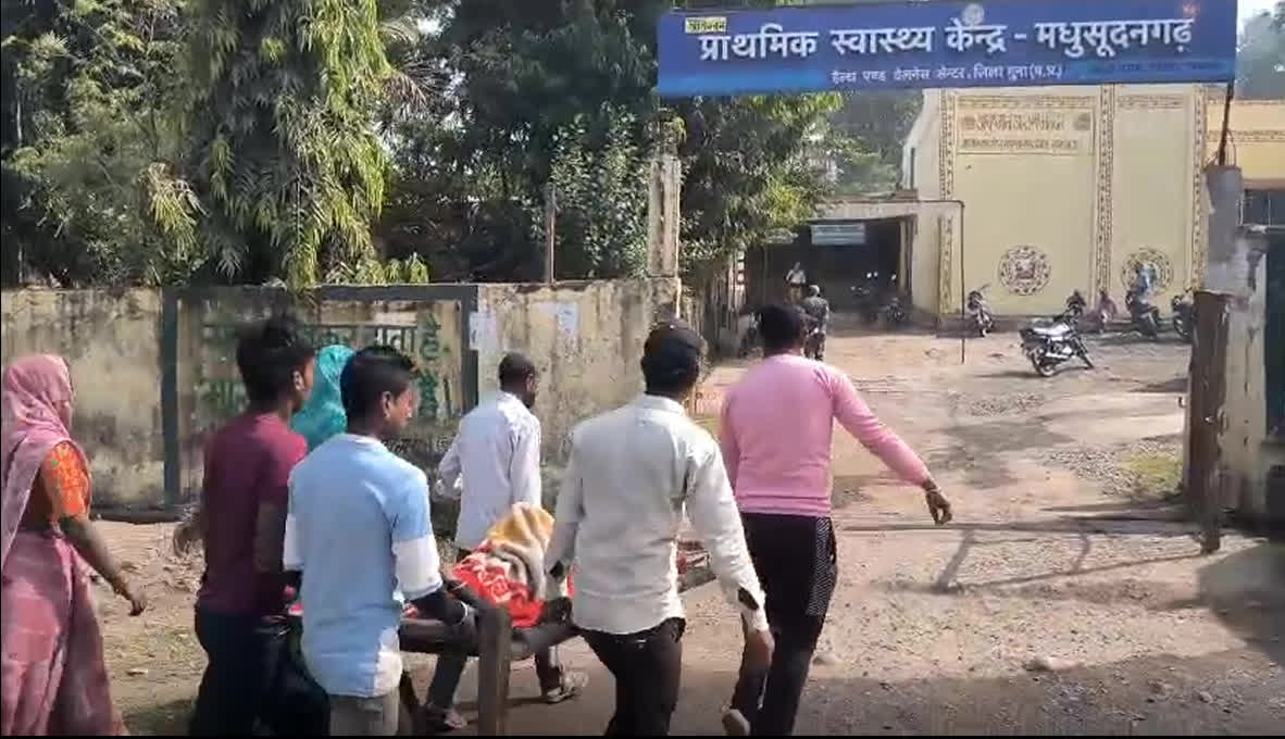 Guna News: परिजन करते रहे बार-बार 108 पर कॉल, फिर भी नहीं आई एंबुलेंस, बेबस होकर महिला को ऐसे पहुँचाया अस्पताल