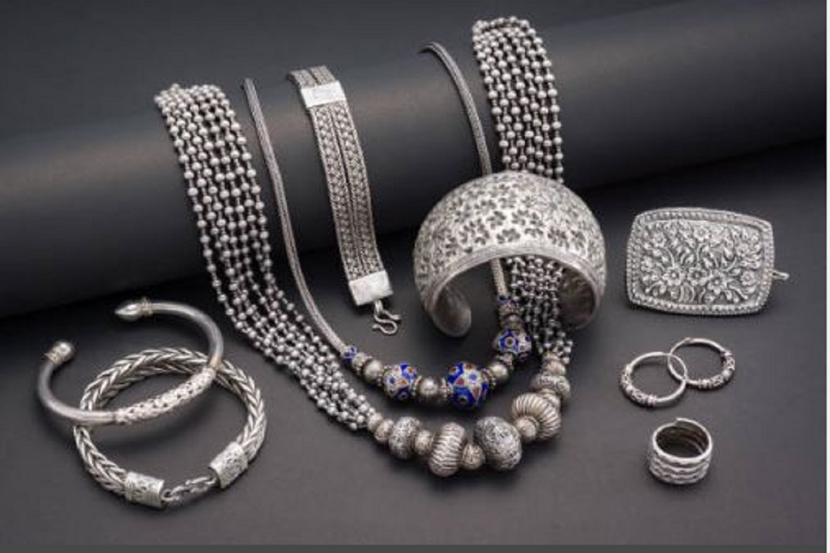 Silver Rate Today: गुरु पूर्णिमा पर चांदी के भाव में ताबड़तोड़ गिरावट, अचानक आई कमी से खरीददार हुए गदगद…