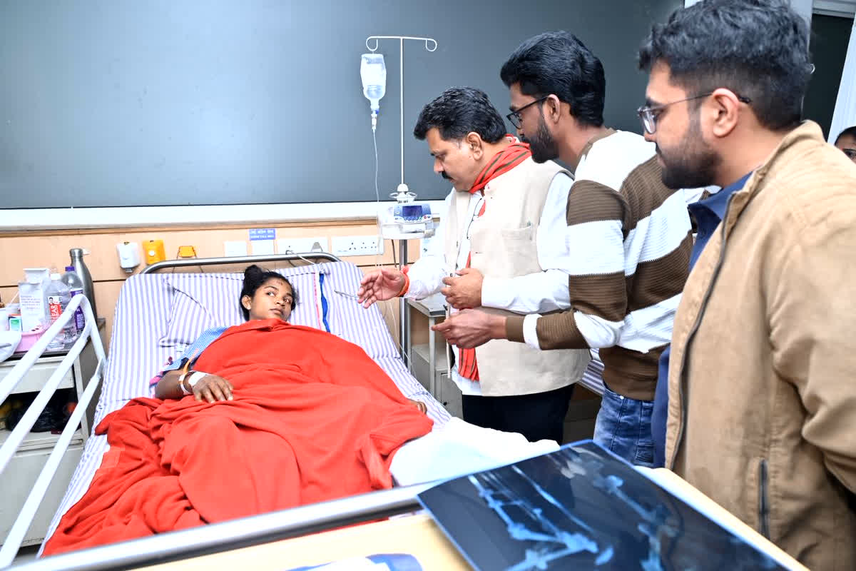 Sukma IED Blast News: सुकमा ब्लास्ट में घायल महिला कांस्टेबल से मिले गृहमंत्री, अस्पताल में इलाज को लेकर दिए जरूरी निर्देश, मुलाकात के बाद कह दी ये बड़ी बात