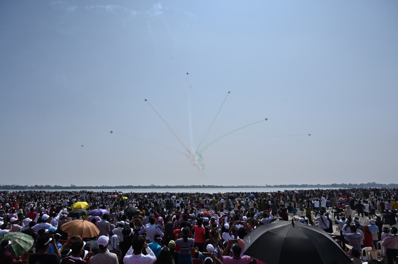 आसमान में पंछियों के झुंड की तरह बिल्कुल क्रम से उड़ने वाले फाइटर प्लेन्स के माध्यम से वायु सेना के जाबांजों ने अपने नियंत्रण और शौर्य का अद्भुत प्रदर्शन किया।