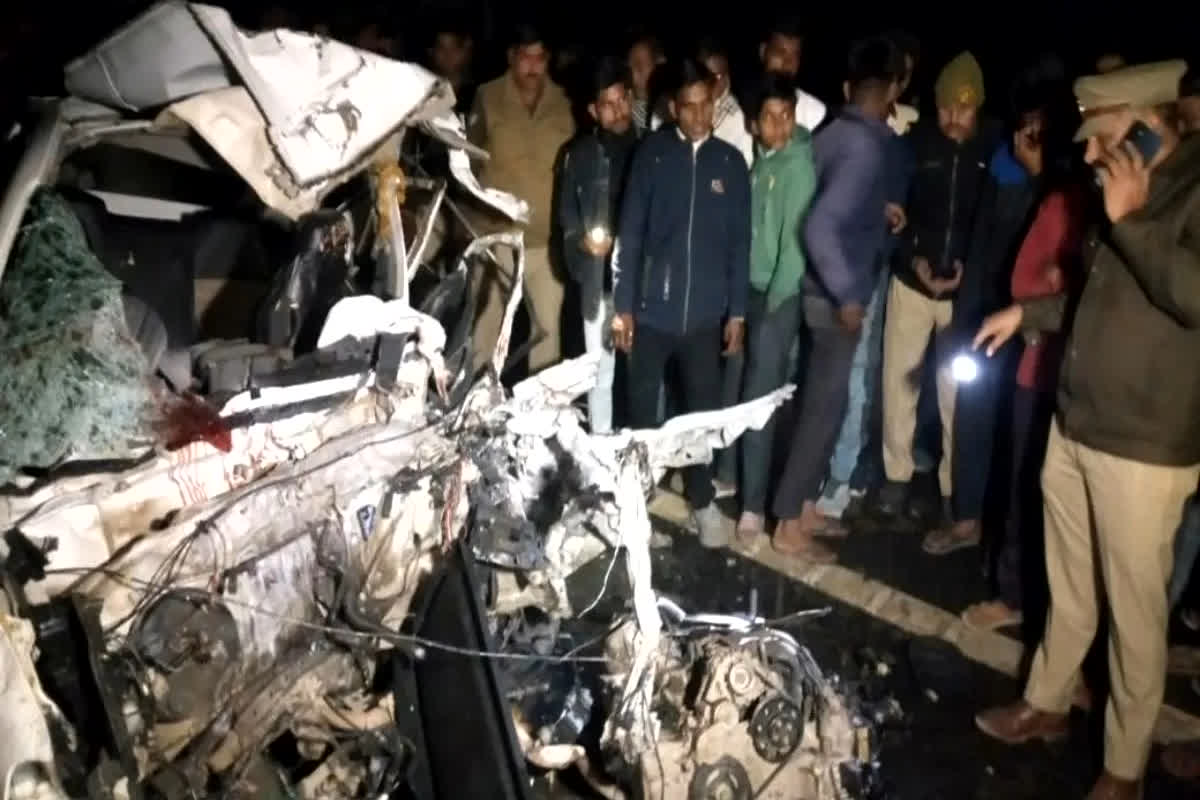 Road Accident In UP: मां-बच्चों समेत 6 लोगों की मौत, बाप-बेटे की हालत गंभीर, शव की हालत देख हैरान हुए सभी, जानें क्या है मामला