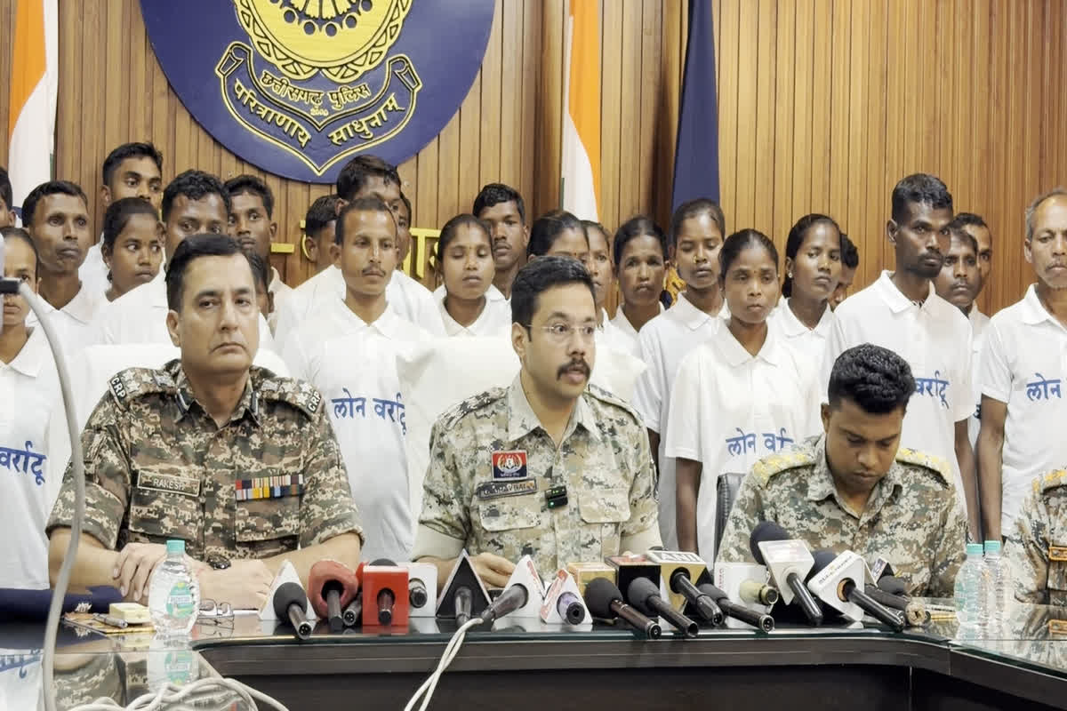 Dantewada Naxalites surrender: नक्सली कुनबे को बड़ा झटका, एक साथ 37 माओवादियों ने किया सरेंडर, 23 महीनों में 2,200 से ज्यादा ने छोड़ा हथियार