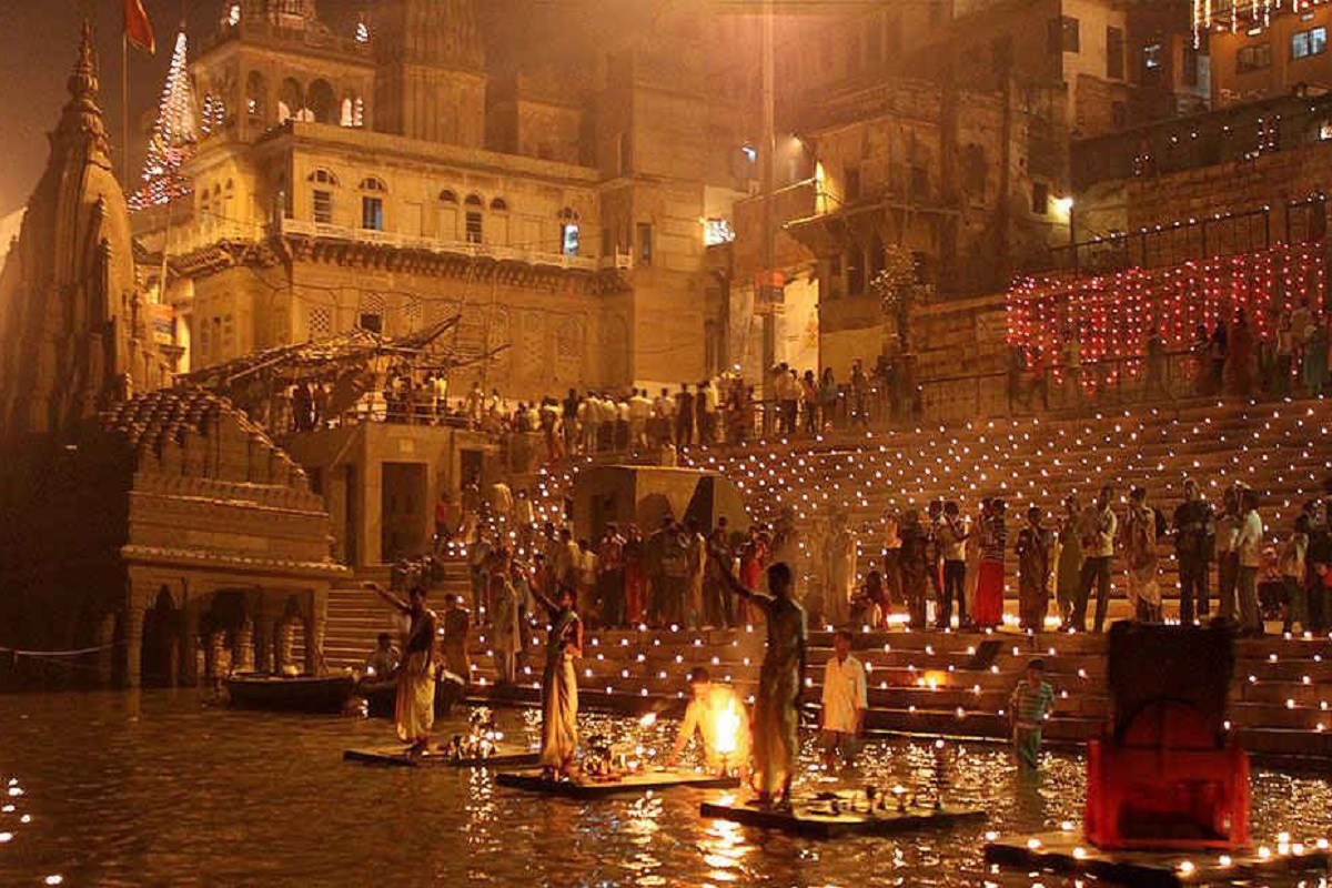 Varanasi ki Kahani: वाराणसी का ऐसा रहस्य जो आज तक कोई नहीं समझ पाया, जानिए प्रलय में भी क्यों नहीं डूबती काशी? त्रिशूल पर टिकी अमर नगरी की अविश्वसनीय कथा
