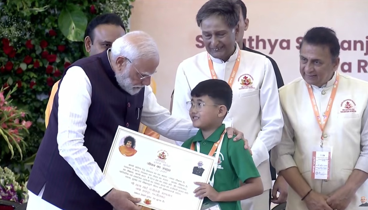 PM Modi Chhattisgarh Visit: पीएम मोदी ने श्री सत्य साईं हॉस्पिटल में हृदय रोग से ठीक हुए बच्चों से की ‘दिल की बात’… तस्वीरों में कैद हुए ये खूबसूरत लम्हे