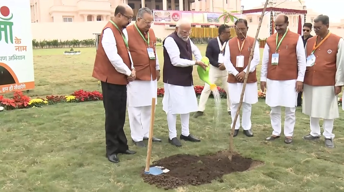 PM Modi in Raipur: छत्तीसगढ़ विधानसभा परिसर में गूंजा हरित संदेश, लगाया रुद्राक्ष का पौधा, पीएम मोदी ने किया अटल प्रतिमा का अनावरण