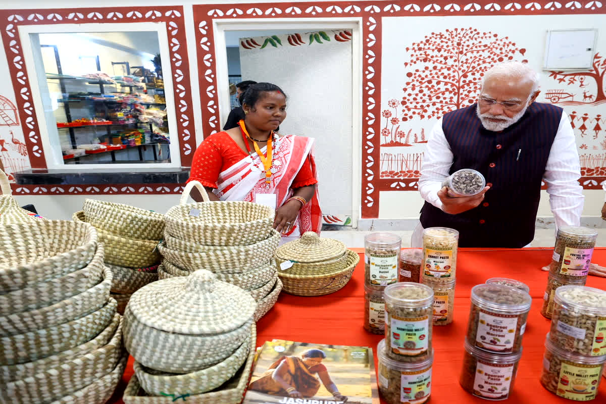 PM Modi in CG : प्रधानमंत्री मोदी ने संग्रहालय में स्वतंत्रता सेनानियों की वीरता को प्रदर्शित करती दीर्घाओं का किया अवलोकन, स्थानीय संसाधनों के बारे में ली जानकारी