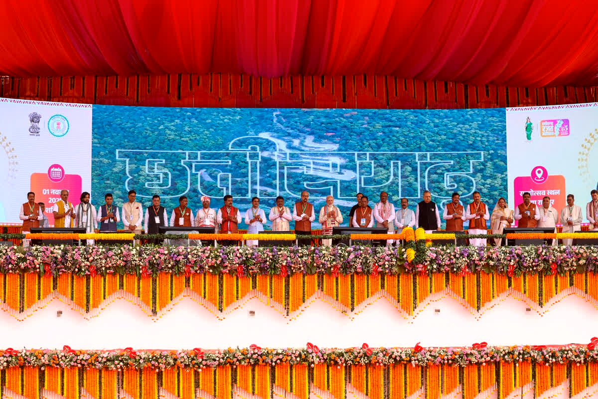 CG Rajyotsav 2025: पीएम मोदी ने राज्योत्सव स्थल पर विभिन्न विभागों द्वारा आयोजित प्रदर्शनी का किया शुभारंभ, गृह विभाग की प्रदर्शनी में दिखी नवीन आपराधिक कानूनों की झलक