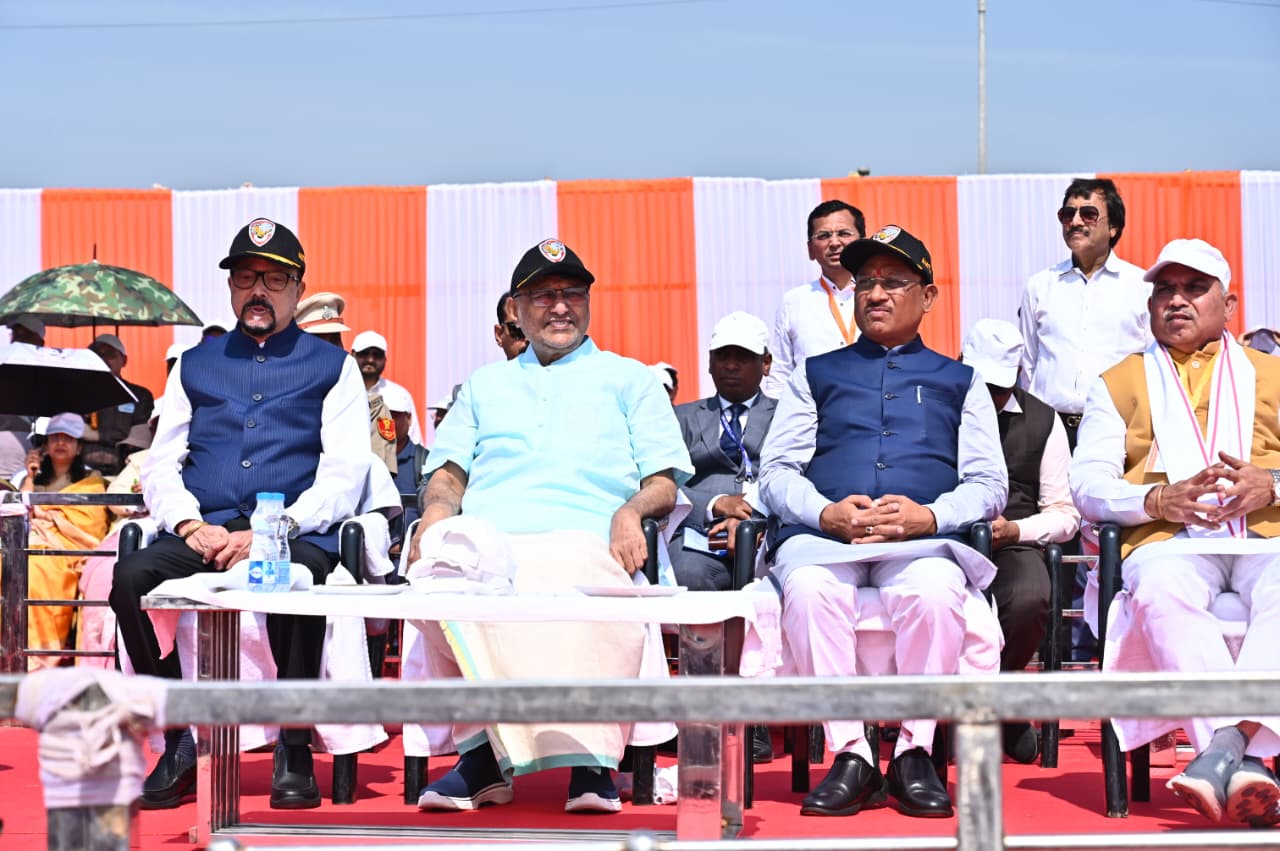 देश के उप राष्ट्रपति सी.पी. राधाकृष्णन, राज्यपाल रमेन डेका, मुख्यमंत्री विष्णु देव साय और विधानसभा अध्यक्ष डॉ. रमन सिंह के साथ हजारों लोगों ने अद्भूत और रोमांचक एयर शो का आनंद लिया।