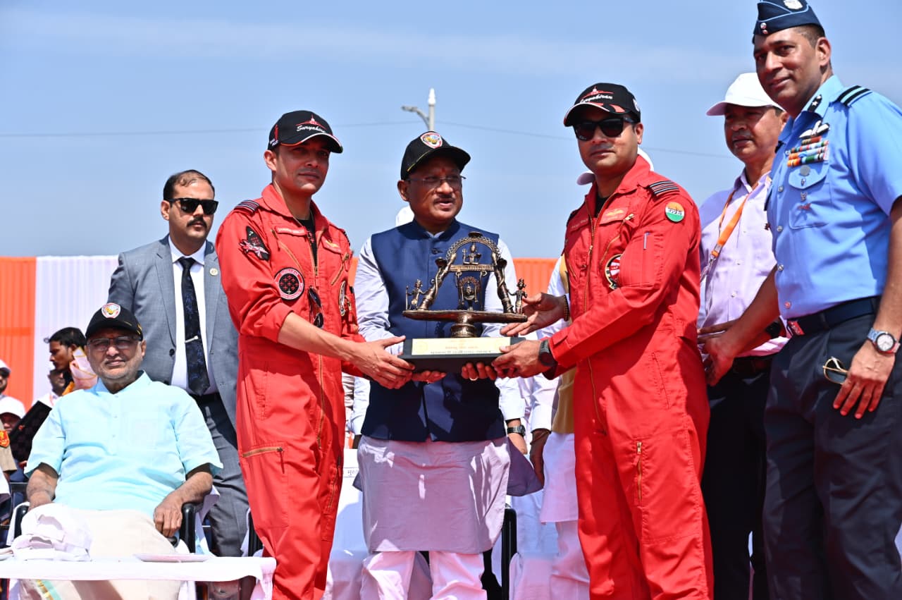 एयर शो के दौरान "सूर्यकिरण" टीम के लीडर ग्रुप कैप्टनअजय दशरथी ने आसमान से छत्तीसगढ़वासियों को रजत महोत्सव की बधाई दी।