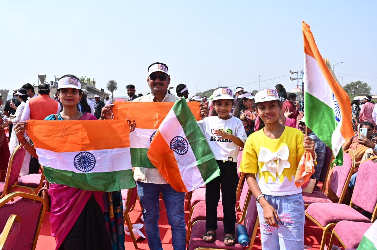 वहीं छत्तीसगढ़ निवासी भारतीय वायु सेना के स्क्वाड्रन लीडर गौरव पटेल ने सेंध जलाशय के ऊपर अपने कॉकपिट से 'जय जोहार' और 'छत्तीसगढ़िया सबले बढ़िया' कहकर दर्शकों का अभिवादन किया।