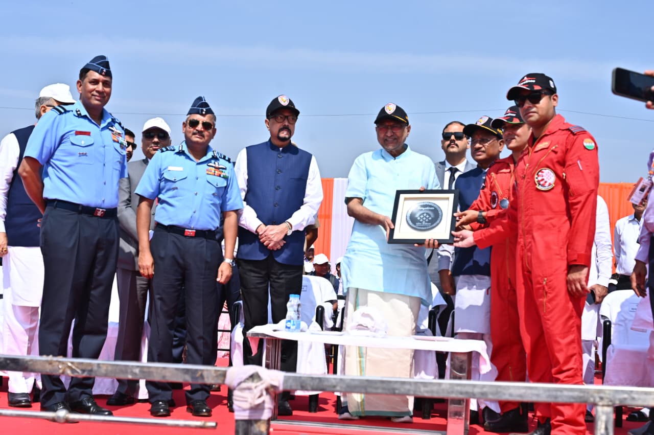 उप मुख्यमंत्री विजय शर्मा, कृषि मंत्री रामविचार नेताम, वन एवं जलवायु परिवर्तन मंत्री केदार कश्यप, खाद्य मंत्री दयाल दास बघेल, स्वास्थ्य मंत्री श्याम बिहारी जायसवाल, राजस्व मंत्री टंकराम वर्मा, वित्त मंत्री ओ.पी. चौधरी, महिला एवं बाल विकास मंत्री लक्ष्मी राजवाड़े, कौशल विकास मंत्री गुरू खुशवंत साहेब और सांसद बृजमोहन अग्रवाल सहित विभिन्न निगमों, मंडलों और आयोगों के पदाधिकारी भी एयर शो देखने पहुंचे थे।