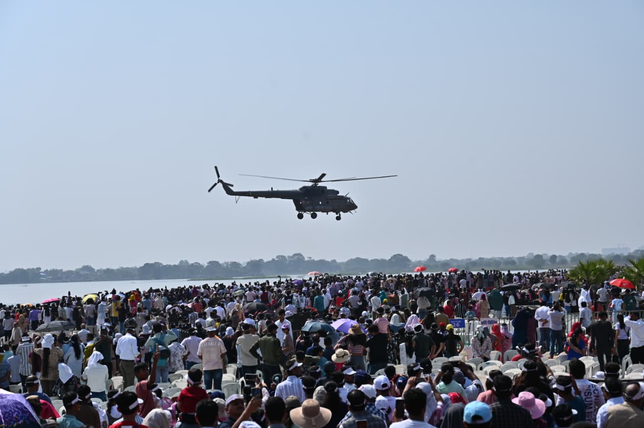 "सूर्यकिरण" टीम ने अनुशासन, परस्पर विश्वास, सटीकता और उत्साह के साथ एक घंटे तक वायु सेना के विमानों के साथ कलाबाजी दिखाकर दर्शकों का भरपूर मनोरंजन किया।