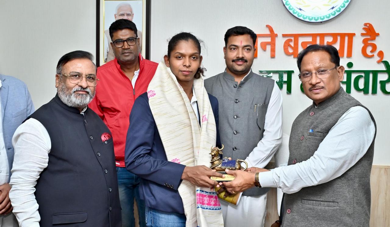 CM Sai Meets Sanju Devi: ‘आपको देखकर…’, छत्तीसगढ़ की बेटी की कामयाबी पर सीएम साय ने कुछ इस तरह जताया नाज़, कहा…