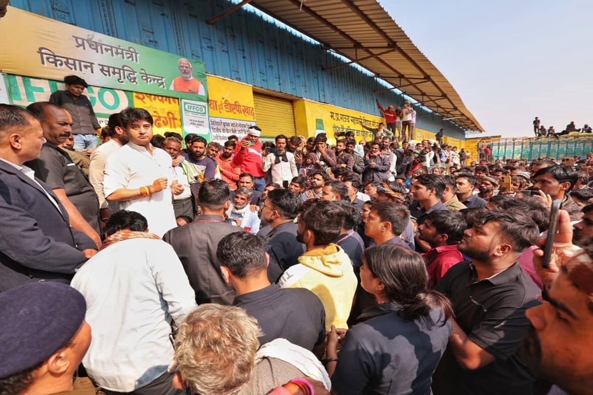 Guna News: खाद संकट के बीच एक्शन में सिंधिया, 24 घंटे में डबल हुई खाद वितरण केन्द्रों की संख्या, बोले- अन्नदाताओं को असुविधा मुझे बर्दाश्त नहीं