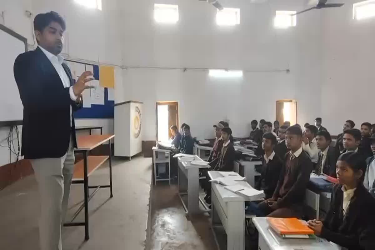 Singrauli News: ‘मुझे पावर चाहिए ताकि लड़की होने का अफसोस खत्म कर सकूं’.. छात्रा का जवाब सुन कलेक्टर भी रह गए हैरान, कक्षा में पूछा था ये सवाल