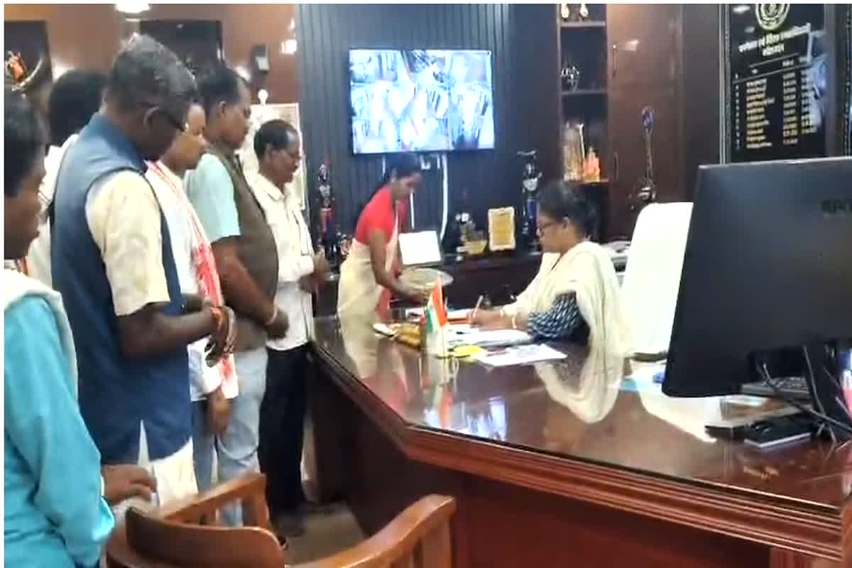 Kondagaon News: महान विभूतियों के अपमान पर नाराज हुआ सर्व आदिवासी समाज, मुख्यमंत्री के नाम ज्ञापन सौंपा, एकतरफा कार्रवाई पर जताया विरोध