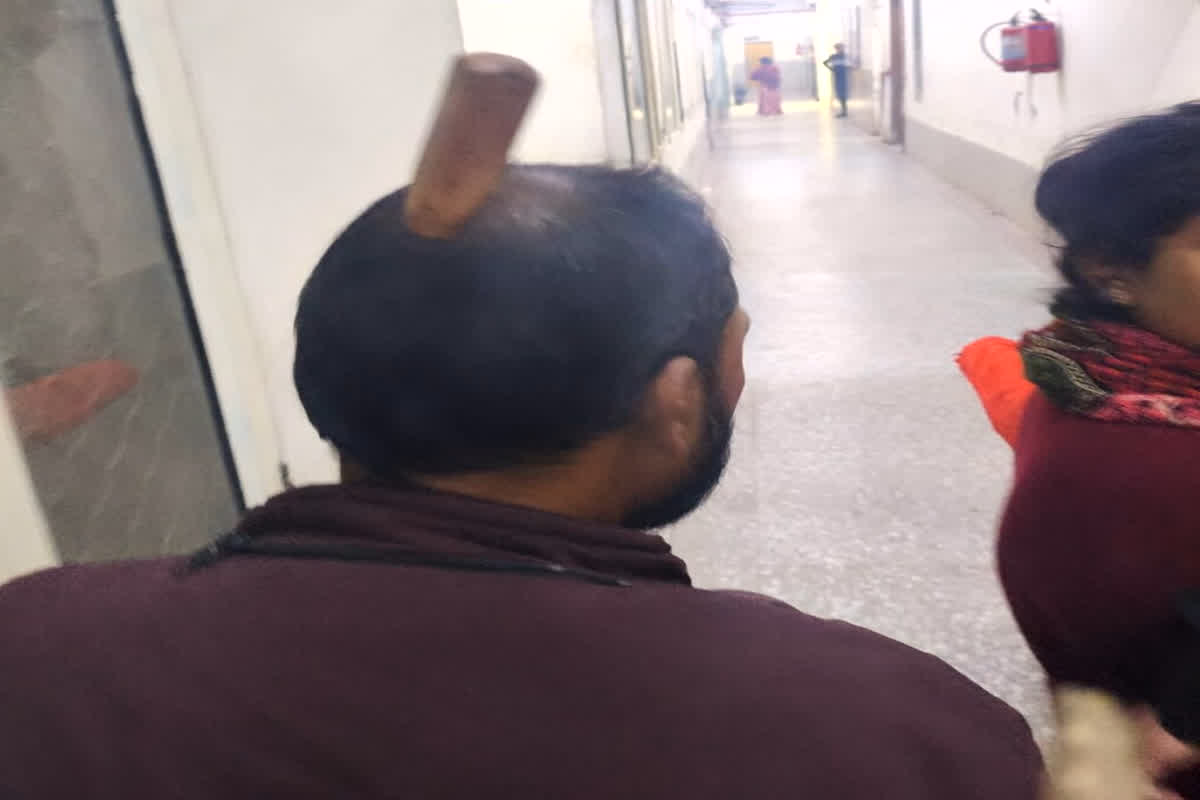 Agra Crime News: हमलावरों ने बीच सड़क पर युवक के साथ किया ऐसा काम, मौके पर पहुंची पुलिस ने भी नहीं की मदद! पीड़ित की हालत देख आप भी रह जाएंगे दंग