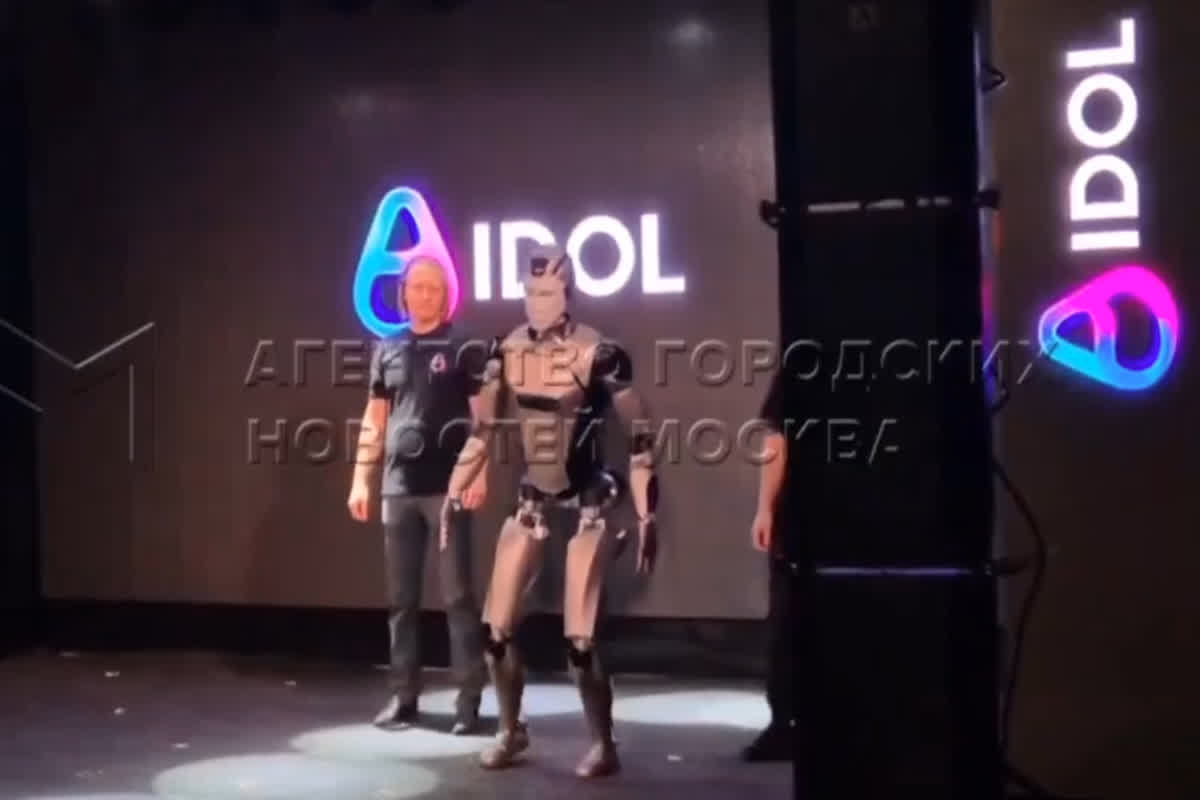 Aldol Robot: रूस का पहला AI रोबोट स्टेज पर कदम रखते ही मुँह के बल गिरा! सोशल मीडिया पर उड़ा जमकर मज़ाक… देखें वायरल वीडियो
