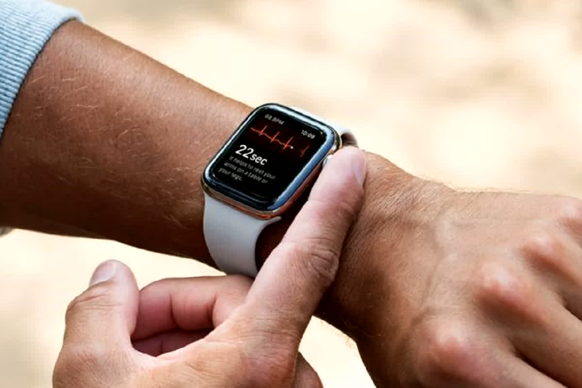Apple Watch Health Feature: स्वास्थ्य की रखवाली अब कलाई पर! Apple Watch बनेगी हाईपरटेंशन वार्निंग सिस्टम, टिम कुक ने बताया कैसे करेगी जीवन की रक्षा?