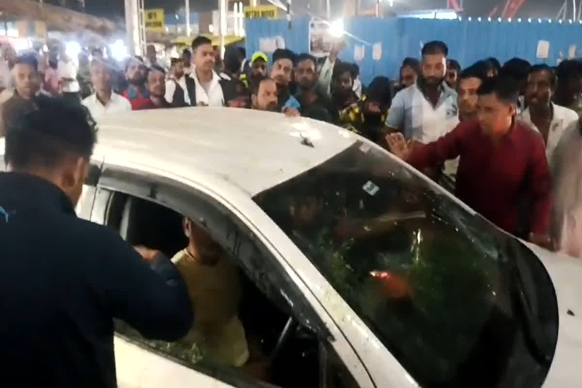 Bhopal Road Accident News: राजधानी के रेलवे स्टेशन में मचा हड़कंप, युवक ने तेज रफ्तार कार से चार लोगों को मारी टक्कर, पुलिस ने आरोपी को किया गिरफ्तार