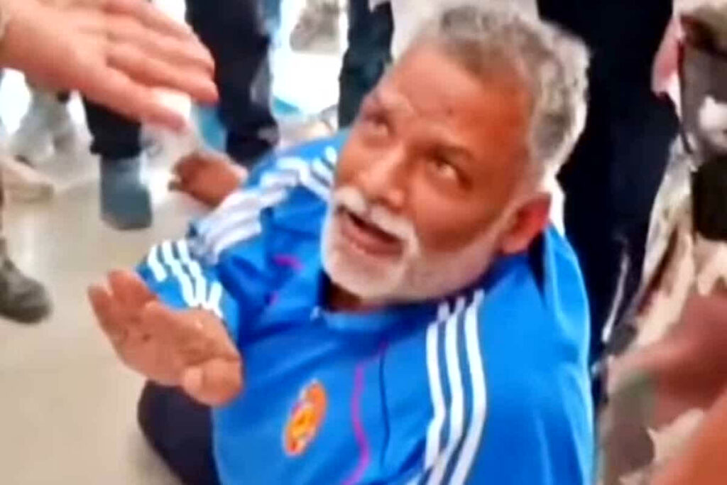 Pappu Yadav Crying Video: पप्पू यादव को कांग्रेस नेताओं ने जमीन पर लोटने पर कर दिया मजबूर / Image: Viral Video