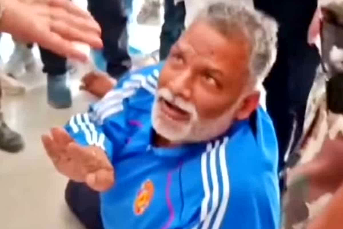 Pappu Yadav Crying Video: पप्पू यादव को कांग्रेस नेताओं ने जमीन पर लोटने पर कर दिया मजबूर, देवेंद्र यादव, बिहार प्रदेश अध्यक्ष और प्रदेश प्रभारी पर लगाए टिकट चोरी का आरोप, वीडियो हो रहा वायरल