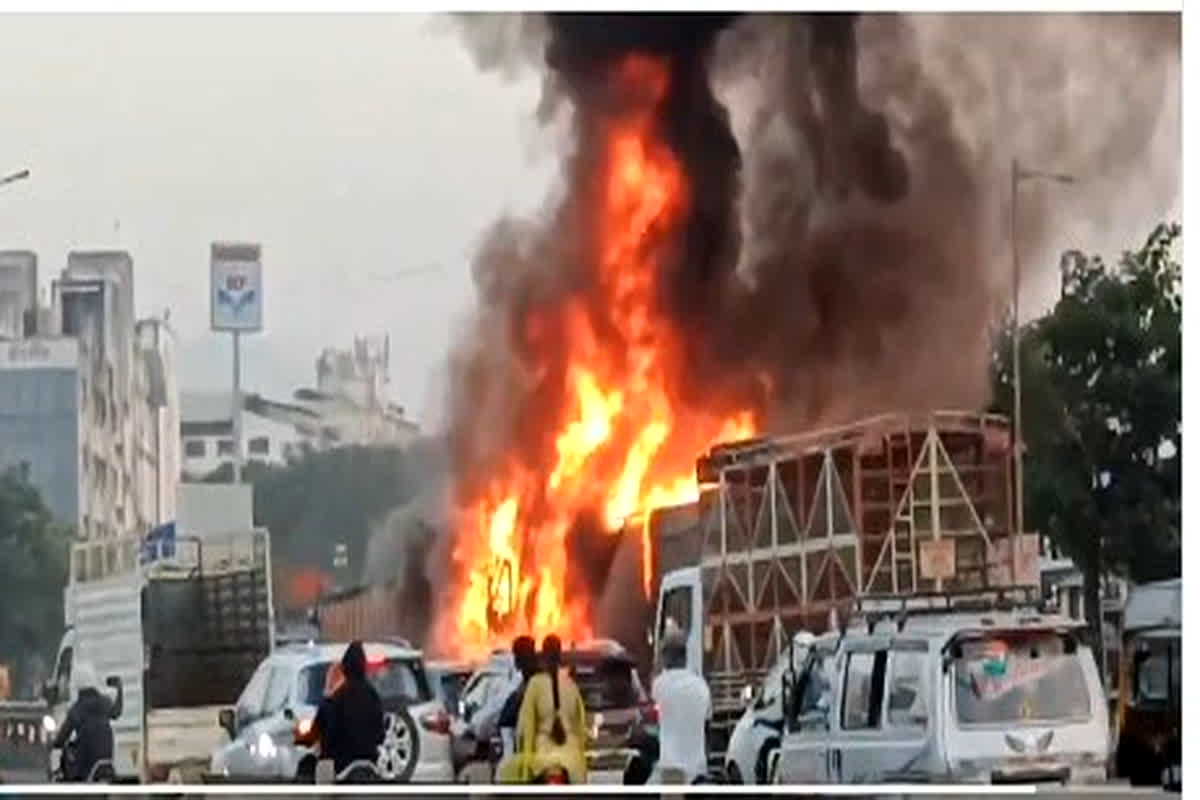 Pune Accident: हाईवे पर कंटेनर में भीषण ब्लास्ट, कार में जिंदा जले 5 लोग, अब तक 8 की मौत, कई वाहनों में लगी आग